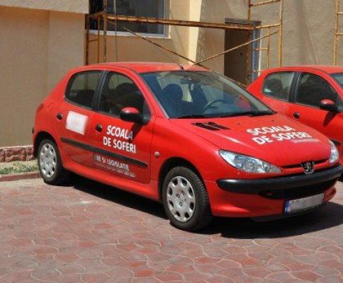 Maşina unei şcoli de şoferi, în flăcări